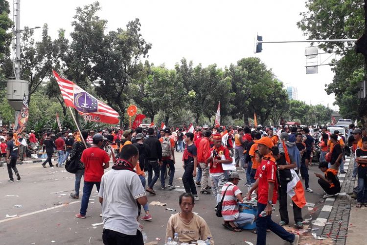 Massa The Jakmania mulai meninggalkan Balai Kota DKI Jakarta dari Gelora Bung Karno, Sabtu (15/12/2018).
