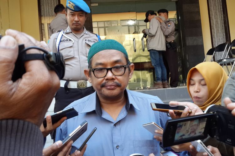 Wakil Ketua DPRD Kota Malang HM Zainuddin seusai diperiksa sebagai saksi di Rapat Ruang Utama Polres Malang Kota, Rabu (16/8/2017)