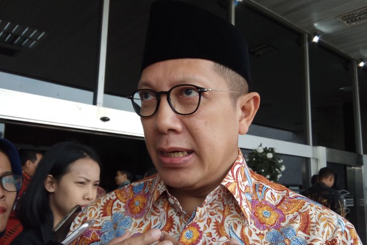 Menteri Agama Lukman Hakim Saifuddin mengatakan bahwa Pemerintah sedang mengkaji penetapan batas minimal biaya umrah untuk mencegah biro travel perang harga yang berpotensi merugikan jamaah umroh. Jakarta, Jumat (18/8/2017).