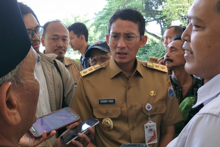 Wakil Gubernur DKI Jakarta Sandiaga Uno mendengarkan Persatuan Delman Betawi yang mengadu ke Balai Kota DKI Jakarta, Senin (20/11/2017).