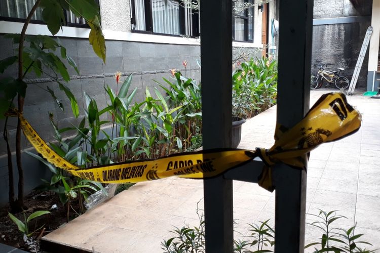 Lokasi jatuhnya bom molotov yang di lempar ke halam rumah Mardani Ali Sera, Jalan KH Ahmad Madani No 199D, Pondok Gede, Bekasi, Kamis (19/07/2018).