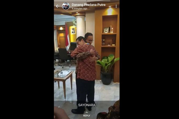 Wakil Gubernur DKI Jakarta Sandiaga Uno berpelukan dengan Gubernur Anies Baswedan di Balai Kota, Kamis (9/8/2018).