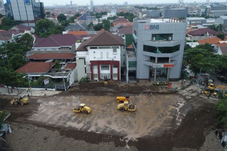 Kondisi terbaru Jalan Raya Gubeng ketika dipotret melalui udara menggunakan kamera drone, Senin (24/12/2018). Penimbunan tanah sudah dilakukan dan jalan sudah tersambung.