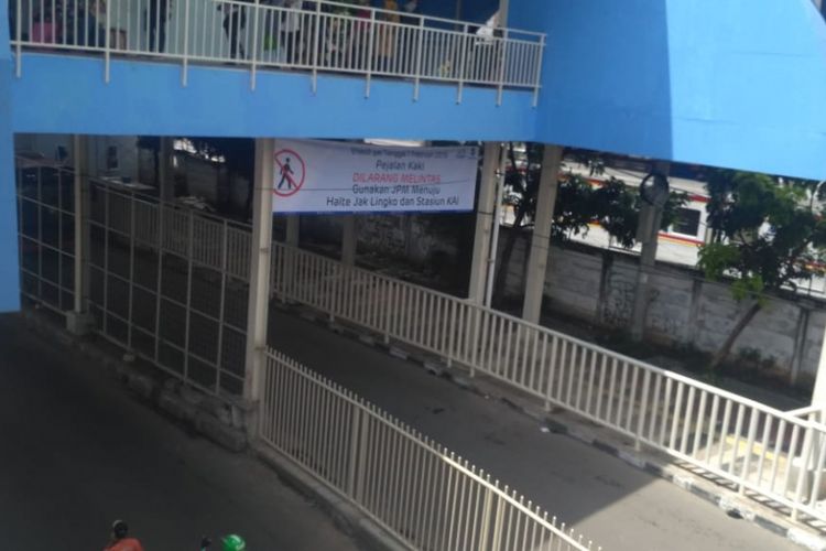 Kondisi Jalan Jatibaru Raya tepatnya di bawah jembatan penyeberangan multiguna (JPM) atau skybridge Tanah Abang, Jakarta Pusat, pada Kamis (7/2/2019) telah steril dari para pejalan kaki. 