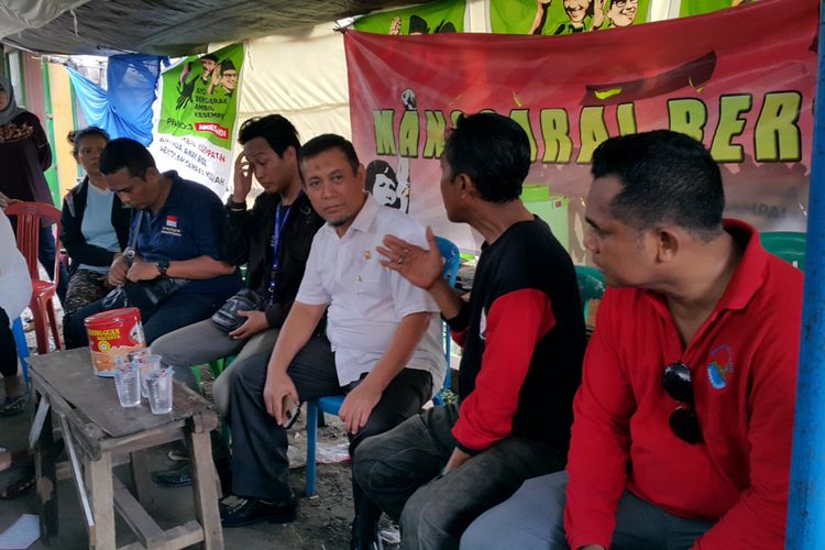 Anggota Komisi A DPRD DKI Jakarta Achmad Yani (kemeja putih) mengunjungi permukiman warga RW 12 Kelurahan Manggarai, Kecamatan Tebet, Jakarta Selatan, yang akan ditertibkan oleh PT KAI, Rabu (26/4/2017).