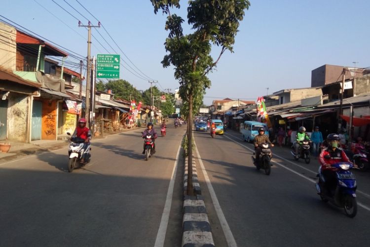 Kondisi lalu lintas kendaraan di Jalan Dewi Sartika di Depok yang terpantau lancar pada Senin (31/7/2017) pagi. Hal itu terjadi saat berlangsungnya uji coba penerapan sistem satu arah di Jalan Dewi Sartika. 