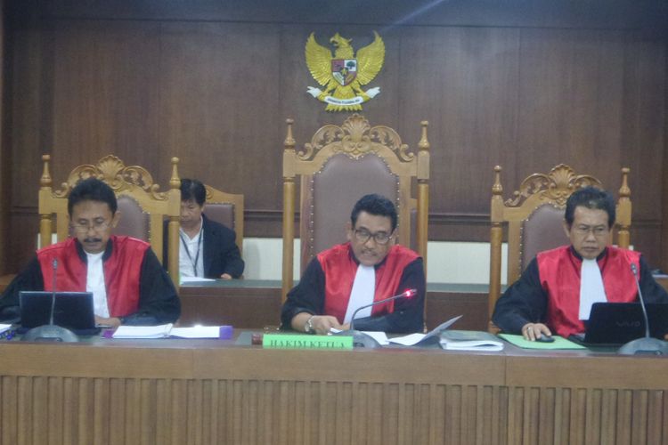 Majelis Hakim mengabulkan gugatan PKPU jamaah First Travel dalam persidangan gugatan PKPU di Pengadilan Negeri Jakarta Pusat, Selasa (22/8/2017)