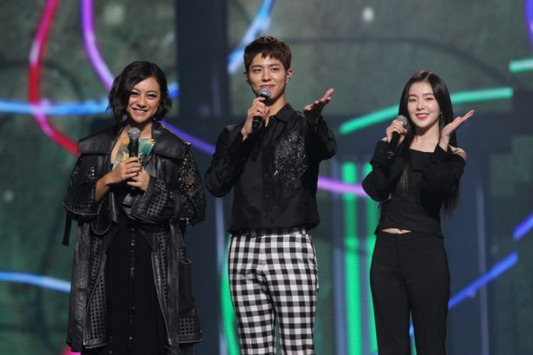 (Dari kiri ke kanan) Lolita, Park Bo Gum, dan Irene memandu acara Music Bank in Jakarta di JIExpo Kemayoran, Jakarta Pusat, Sabtu (2/9/2017) malam.