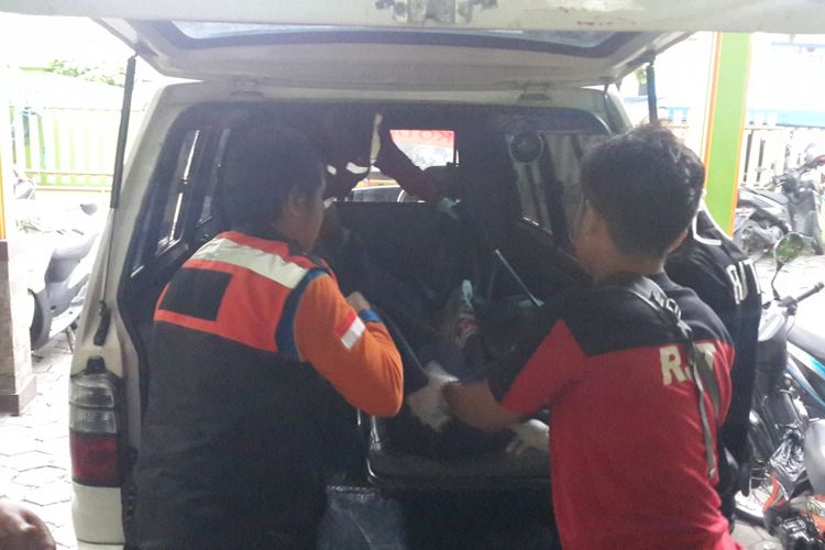 Sejumlah petugas dan relawan BPBD Kota Malang saat membawa seorang pengamen yang tewas terseret arus sungai ke Kamar Mayat Rumah Sakit Umum Daerah Saiful Anwar Kota Malang, Jumat (2/2/2018)