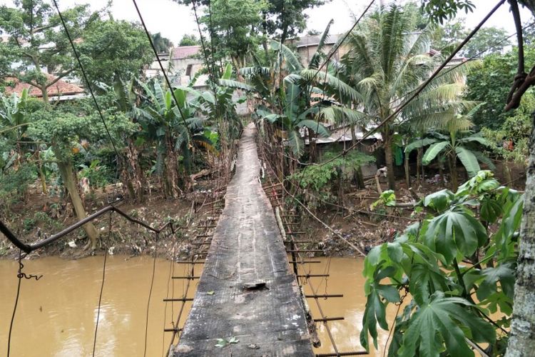 Jembatan gantung Indiana Jones di RT 011 RW 002 Kelurahan Srengseng Sawah, Jagakarsa, Jakarta Selatan. Jembatan ini tidak akan dibangun dengan jembatan baru yang permanen. Foto diambil Selasa (13/3/2018).