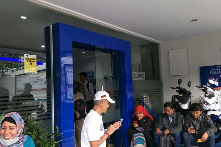 Suasana antrean nasabah penggantian kartu ATM di Kantor Cabang BRI Ampera, Jakarta, Senin (26/3/2018).