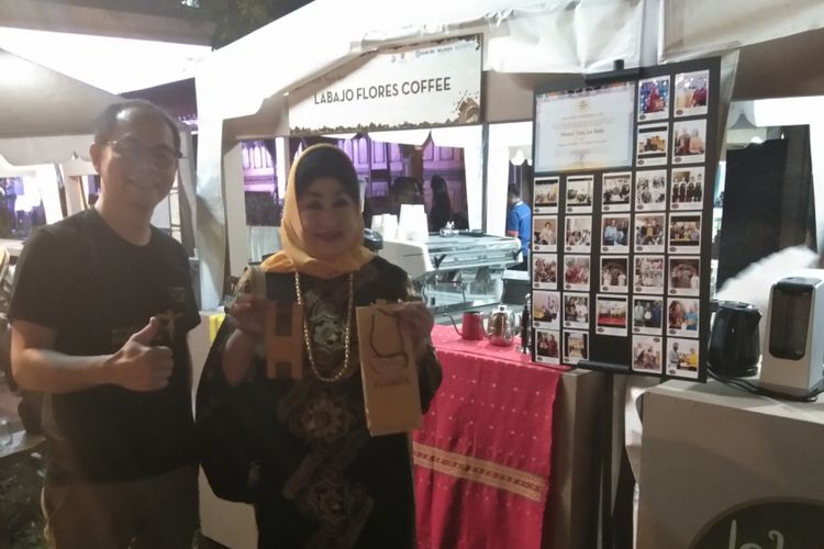 Pengusaha Dewi Motik Pramono saat berkunjung ke Stand La Bajo Flores Coffee dan berpose bersama Co Founder La Bajo Flores Coffee, Werry Sutanto, dalam Festival Kopi Kompas yang digelar Harian Kompas di Bentara Budaya Jakarta, Kamis (19/7/2018).