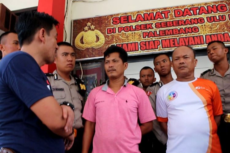  Lukman (37) dan Sani (60) yang merupakan pelaku pembacokan terhadap keluarga Effendi (55) saat berada di Polsek Seberang Ulu 2 Palembang, usai ditangkap petugas, Selasa (19/2/2019).