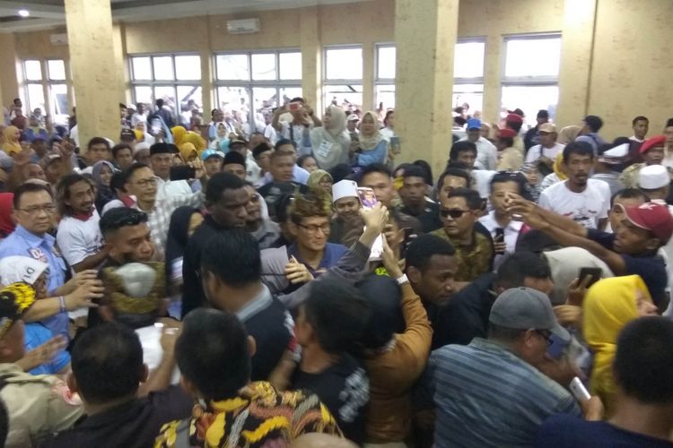 Sandiaga Uno disambut ribuan simpatisan saat kampanye di Pusdai Kota Banjar, Jawa Barat, Jumat (8/3/2019).