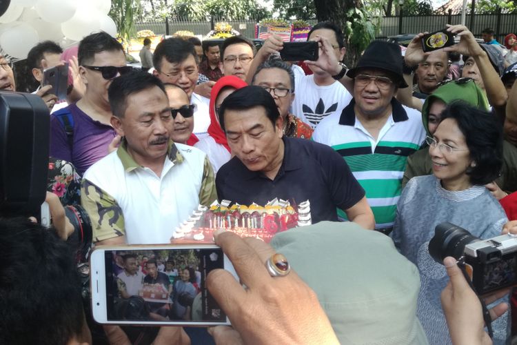 Kepala Kantor Staf Presiden Moeldoko merayakan ulang tahunnya yang ke-61 di Taman Suropati, Jakarta, Minggu (8/7/2018).