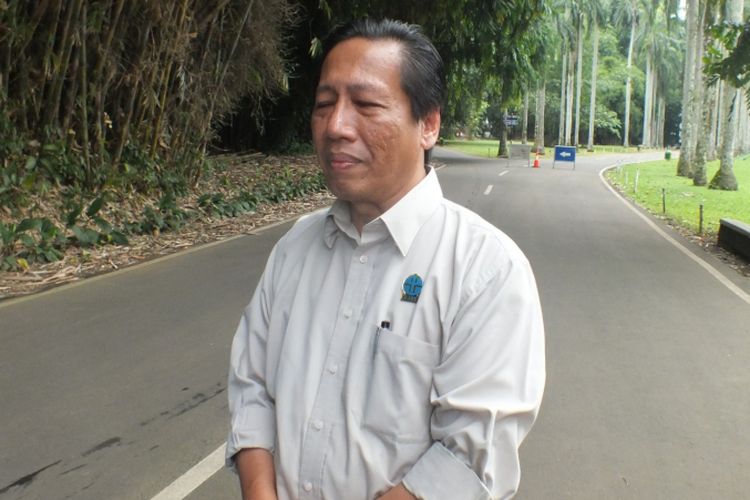 Plt Kepala Pusat Penelitian Konservasi Tumbuhan dan Kebun Raya Hendrian saat memberikan keterangan di kawasan Kebun Raya Bogor, Rabu (13/1/2019).