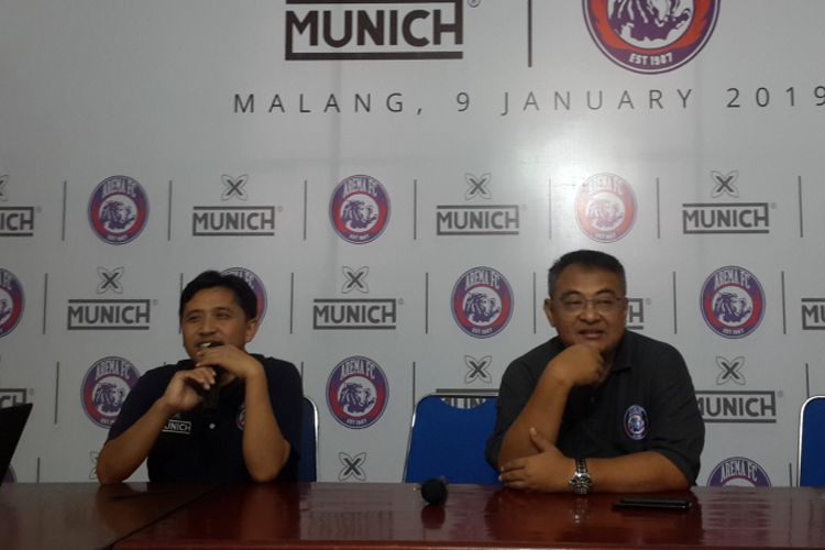 General Manager Arema FC Ruddy Widodo (kanan) di Kantor Arema FC, Selasa (15/1/2019)