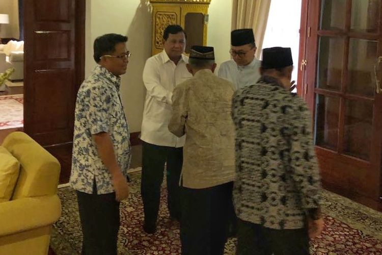 Ketua Umum Partai Gerindra Prabowo Subianto bertemu dengan Presiden Partai Keadilan Sejahtera (PKS) Sohibul Iman, Ketua Umum Partai Amanat Nasional (PAN) Zulkifli Hasan dan Ketua Dewan Kehormatan PAN Amien Rais, Sabtu (14/7/2018).  Pertemuan tersebut terjadi di kediaman pribadi Prabowo, di kawasan Kebayoran Baru, Jakarta Selatan. Pertemuan terjadi sekitar pukul 12.00 WIB dan berlangsung selama satu jam.