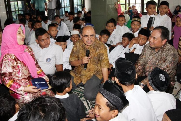 Managing Director Garuda Food Fransiskus Johny (berkemeja batik lengan panjang ) didampingi Head of Corporate  Communication Garuda Food Dian Astriana (hijab merah muda) beserta Ketua Baznas Bambang Sudibyo (berkemeja batik lengan pendek) berbincang dengan anak-anak yatim penerima manfaat paket produk Garuda Food di Masjid Masjid Jami Al-Muflihun,  Jakarta (21/5/2018).