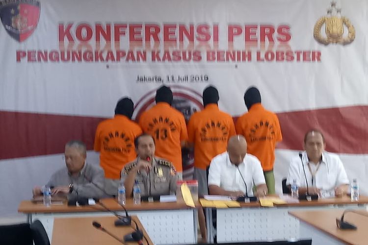 Kepala Subdirektorat 4 Direktorat Tindak Pidana Tertentu Bareskrim Polri Kombes Parlindungan Silitonga (paling kanan) di Gedung Bareskrim Polri, Jakarta Selatan, Kamis (11/7/2019).