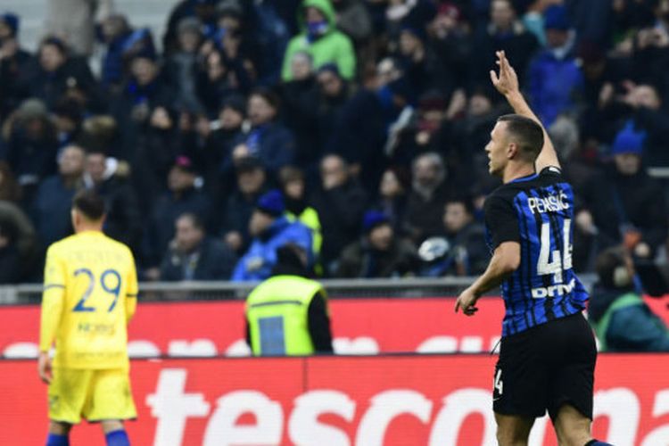 Selebrasi striker Inter Milan, Ivan Perisic, usai mencetak gol pertama melawan Chievo pada laga di Stadion Giuseppe Meazza, Milan, Italia, Minggu (3/12/2017)