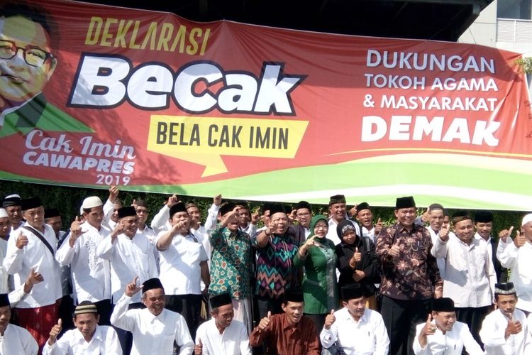 Sejumlah tokoh mendeklarasikan relawan Bela Cak Imin (Becak) sebagai bentuk dukungan kepada Muhaimin Iskandar maju sebagai Wapres 2019, di Hotel Amantis Demak,  Minggu (5/12/2017) 