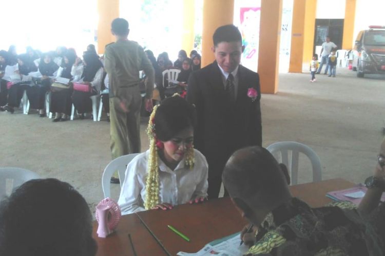 Stephanie salah satu peserta datang ke lokasi seleksi di gedung bersama kantor Pemkot Batam, Batam Centre, Batam, Kepulauan Riau (Kepri) mengenakan baju pengantin, Sabtu (10/11/2018) pagi kemarin.