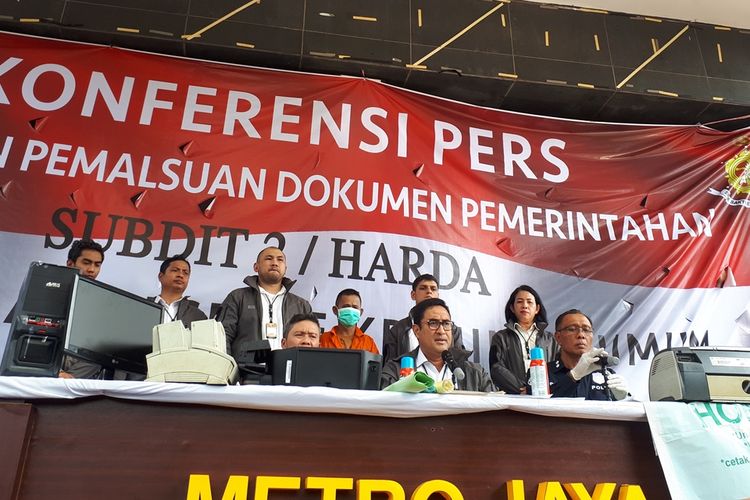 Polisi menangkap seorang tersangka berinisial HMY yang biasa memalsukan dokumen negara seperti ijazah, SIM, KTP, dan Kartu Izin Tinggal Sementara (KITAS). Foto diambil saat konferensi pers di Polda Metro Jaya, Jakarta Selatan, Kamis (19/9/2019).
