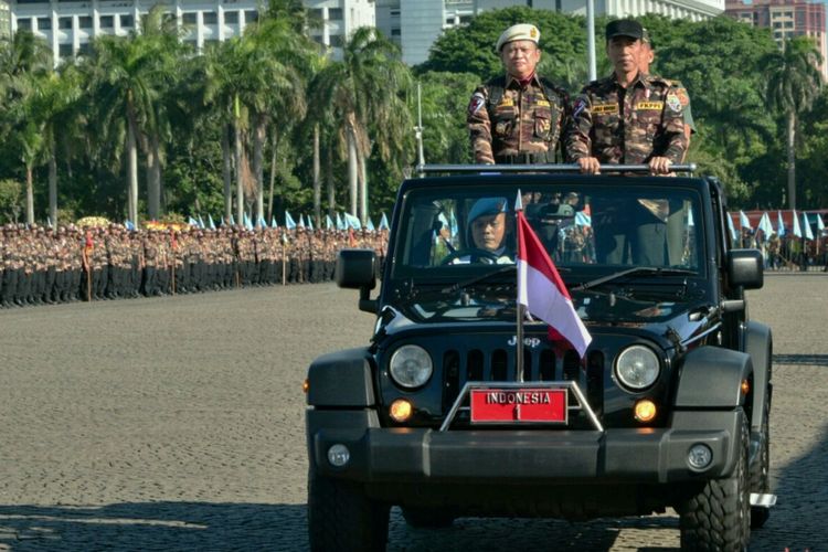 Presiden Joko Widodo saat melaksanakan inspeksi pasukan dalam Apel Kebangsaan FKPPI 2017 di lapangan Silang Monas, Jakarta, Sabtu (8/12/2017).