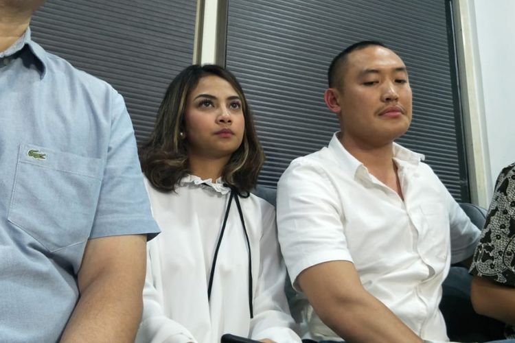Vanessa Angel bersama tim kuasa hukumnya saat mengadakan jumpa pers terkait status tersangka dirinya di Apartemen Brawijaya, Jakarta Selatan, Rabu (16/1/2019).