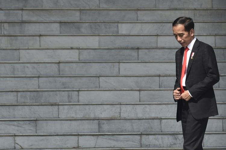 Presiden Joko Widodo atau Jokowi menanti kehadiran Perdana Menteri Malaysia Mahathir Mohamad dan Ibu Siti Hasmah dalam kunjungan kenegaraan di Istana Bogor, Jawa Barat, Jumat (29/6). ANTARA FOTO/Puspa Perwitasari/Spt/18
