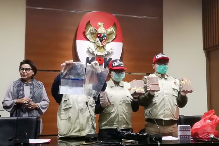 Komisi Pemberantasan Korupsi (KPK) menunjukkan sejumlah barang bukti berupa uang hingga buku tabungan dalam operasi tangkap tangan (OTT) yang melibatkan Bupati Buton Selatan Agus Feisal Hidayat, pada Rabu (23/5/2018) silam. 