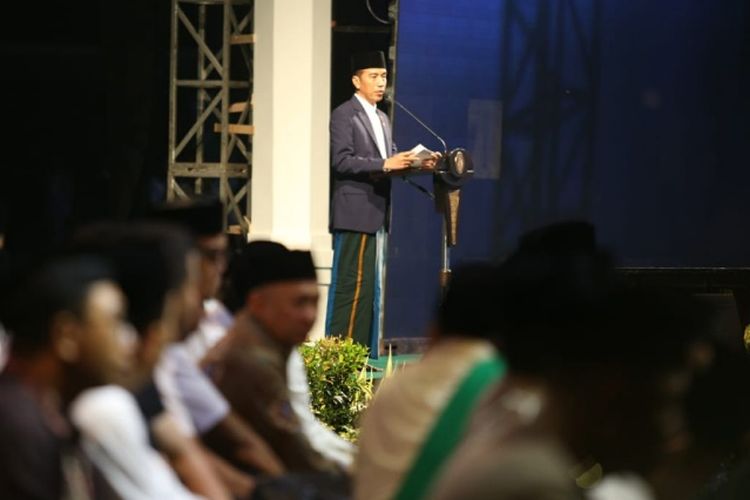 Presiden Joko Widodo saat berpidato dalam puncak peringatan Hari Santri Nasional di Lapangan Gasibu, Kota Bandung, Jawa Barat, Jalan Diponegoro, Minggu (21/10/2018).
