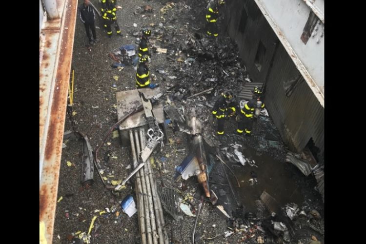 Foto yang dirilis Departemen Pemadam Kebakaran New York, menunjukkan kondisi di lokasi insiden jatuhnya helikopter di atas gedung bertingkat di Manhattan, Senin (10/6/2019).