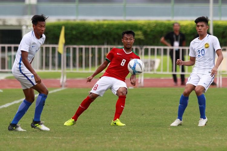 Gelandang Indonesia, M Hargianto, berusaha mengontro bola dalam pertandingan pertama Grup H Kualifikasi Piala Asia U-23 melawan Malaysia, Rabu (19/7/2017). 