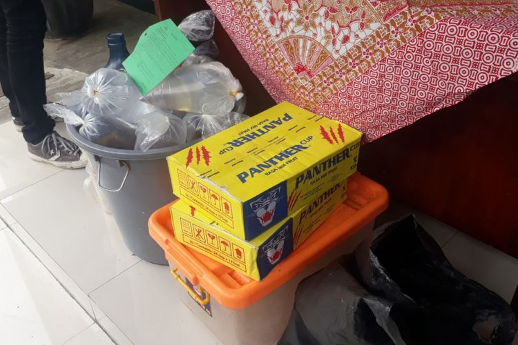 Barang bukti minuman keras oplosan yang dijual dua pelaku bermodus warung jamu di Perumahan Wisma Asri II, Bekasi Utara, Kota Bekasi, Senin (14/1/2019).