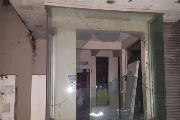 Kaca Sekuriti di Perumahan CP The Residence di Jalan Adhyaksa Baru, Makassar,  pecah saat bentrokan antara warga dan pengemudi ojek online grab, Sabtu (15/6/2019).
