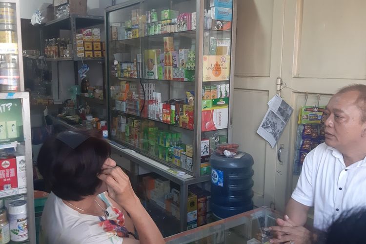 BPOM Bandung bersama Satresnarkoba Polres Sumedang saat sidak sejumlah toko jamu di wilayah Sumedang kota, Rabu (18/9/2019). AAM AMINULLAH/KOMPAS.com