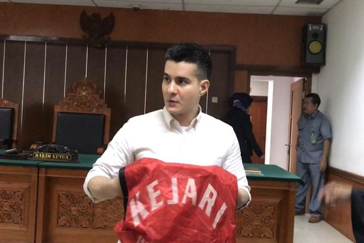 Terdakwa kasus dugaan penyalagunaan narkotika Steve Emmanuel usai mendengarkan tanggapan Jaksa penuntut umum di Pengadilan Negeri Jakarta Barat, Slipi, Senin (1/7/2019).