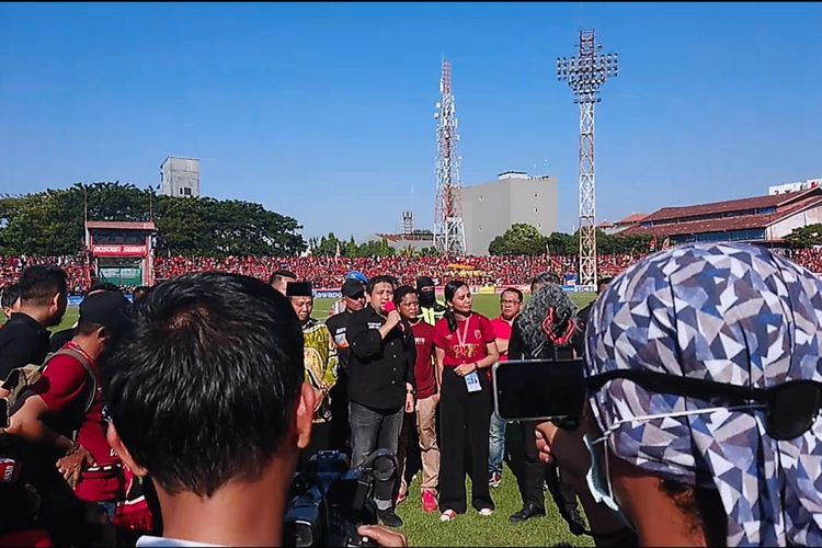 Munafri Arifuddin, CEO PSM Makassar, memberikan sambutan kepada fans PSM di Stadion Mattoangin, Makassar, usai ditundanya laga leg kedua final Piala Indonesia, Minggu (28/7/2019).