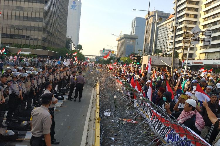 Massa aksi yang mengatasnamakan diri sebagai Gerakan Nasional Kedaulatan Rakyat mulai mendekati pagar berduri yang mengepung Bawaslu, Selasa (21/5/2019).