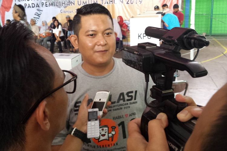 Ketua KPU Cianjur, Jawa Barat, Hilman Wahyudi beserta empat anggota KPU lainnya dijatuhi sanksi dari DKPP RI terkait pelaksanaan Pemilu 2019