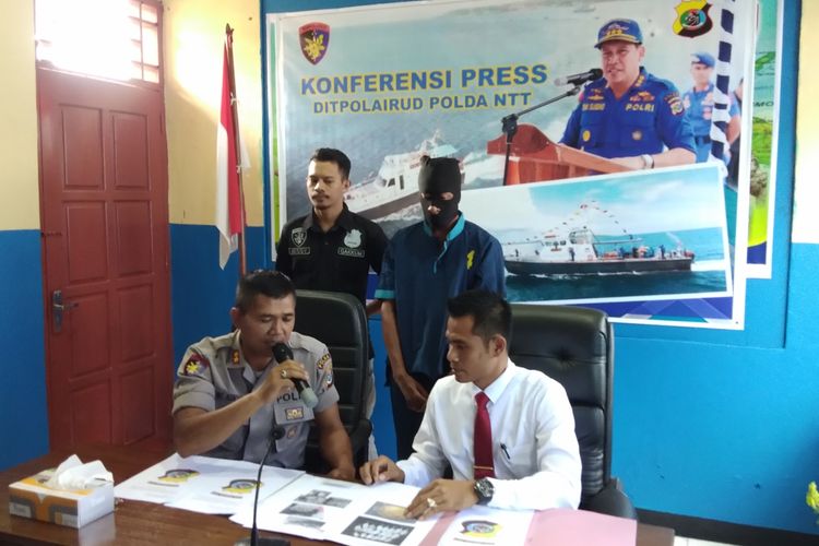 Wakil Direktur Ditpolair Polda NTT AKBP I Ketut Adnyana, bersama seorang penyidik, memberikan keterangan pers kepada sejumlah wartawan