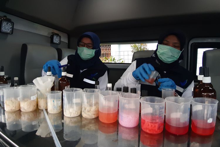Petugas BPOM Bandung melakukan uji sampel makanan buka puasa yang dijajakan pedagang di Taman Telor, Sumedang kota, Jawa Barat, Senin (13/5/2019) sore.