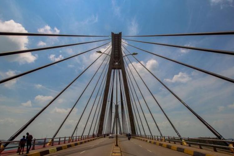 Pemandangan Jembatan Barelang di Batam, Kepulauan Riau, Minggu (8/2/2015). Jembatan ini merupakan satu dari enam jembatan yang dibangun untuk menghubungkan enam pulau di Batam, yaitu Pulau Batam, Pulau Tonton, Pulau Nipah, Pulau Rempang, Pulau Galang dan Pulau Galang Baru.