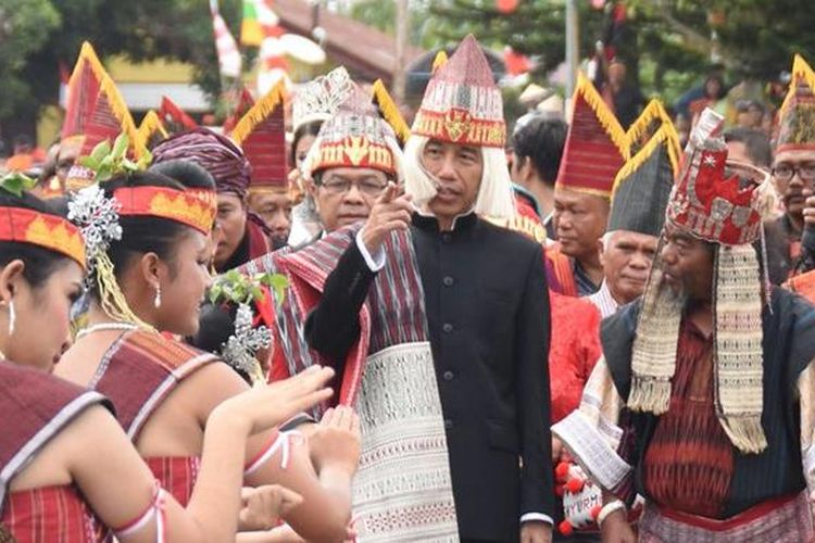 Presiden Joko Widodo (Jokowi) mengenakan pakaian adat Batak Toba (Samosir) dalam kunjungan kerja ke Sumatera Utara, Senin (22/8/2016).