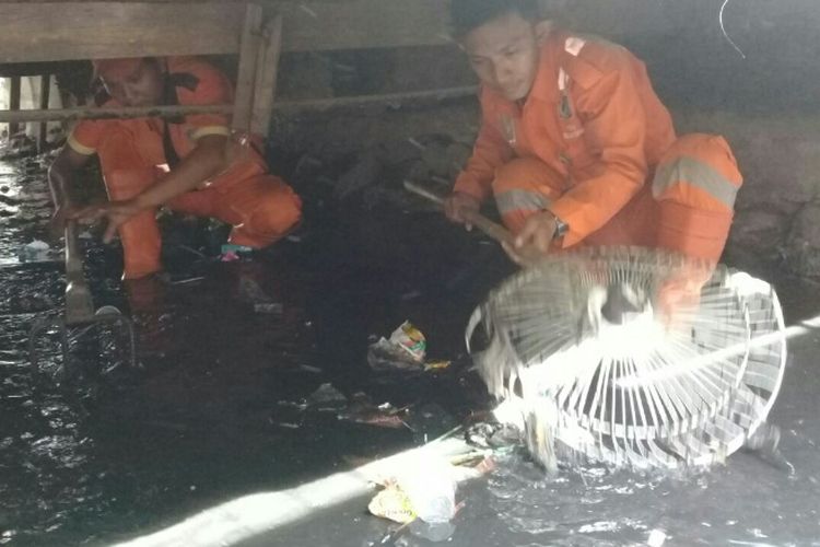 Pasukan oranye di Jakarta Utara membersihkan saluran air dalam program bedah sampah, Kamis (14/9/2017).