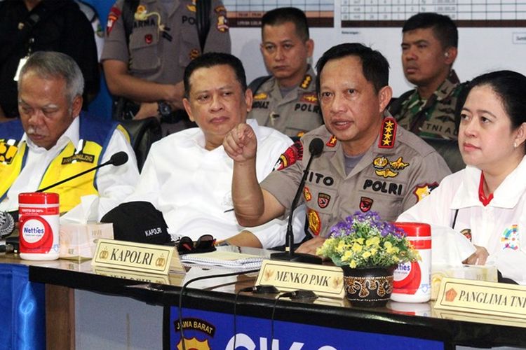 Kapolri Jenderal Pol Tito Karnavian (kedua kanan) memberikan pemaparan, didampingi Menko Bidang Pembangunan Manusia dan Kebudayaan Puan Maharani (kanan), Menteri PUPR Basuki Hadimuljono (kiri) dan Ketua DPR Bambang Soesatyo (kedua kiri) saat melakukan pemantauan arus mudik di Posko Terpadu Cikopo, Purwakarta, Jawa Barat, Minggu (10/6/2018). Pemantauan sekaligus percakapan jarak jauh melalui sambungan satelit tersebut guna memastikan kepada masyarakat bahwa arus mudik 2018 di wilayah Jawa Barat berjalan lancar, aman, dan nyaman. 