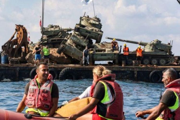 Sebanyak 10 buah tank milik AD Lebanon ditenggelamkan di perairan kota Sidon untuk dijadikan rumpon dan menarik wisatawan.
