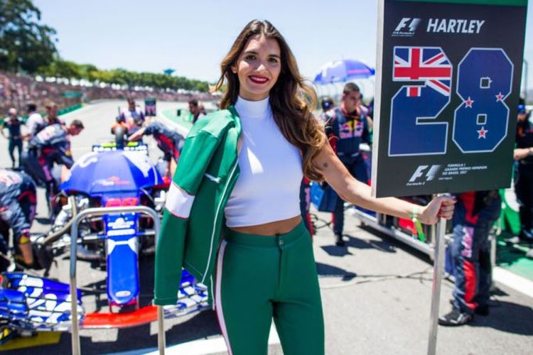 Salah satu Grid Girl yang ada di Grand Prix Brasil.